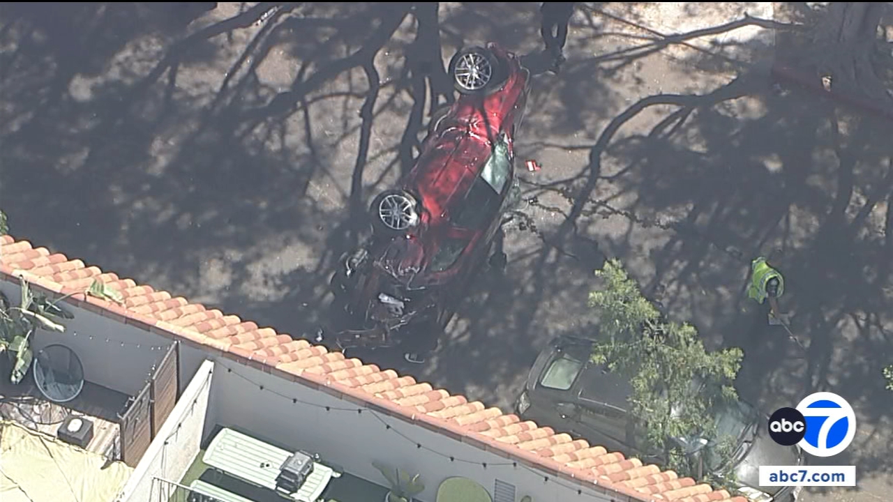 Murder suspect in custody after police chase ends in overturn crash in Hollywood