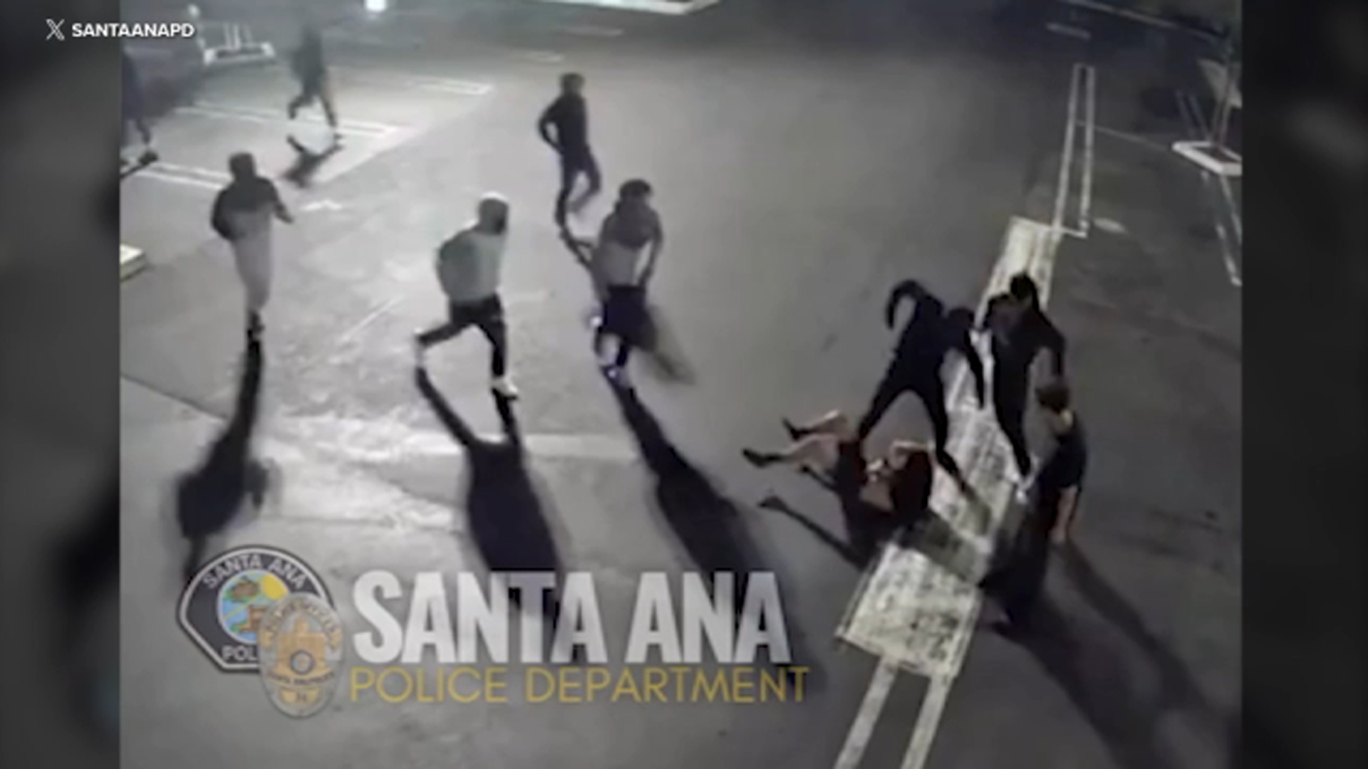 Man robbed of gold chain, violently attacked by group of suspects in Santa Ana, police say