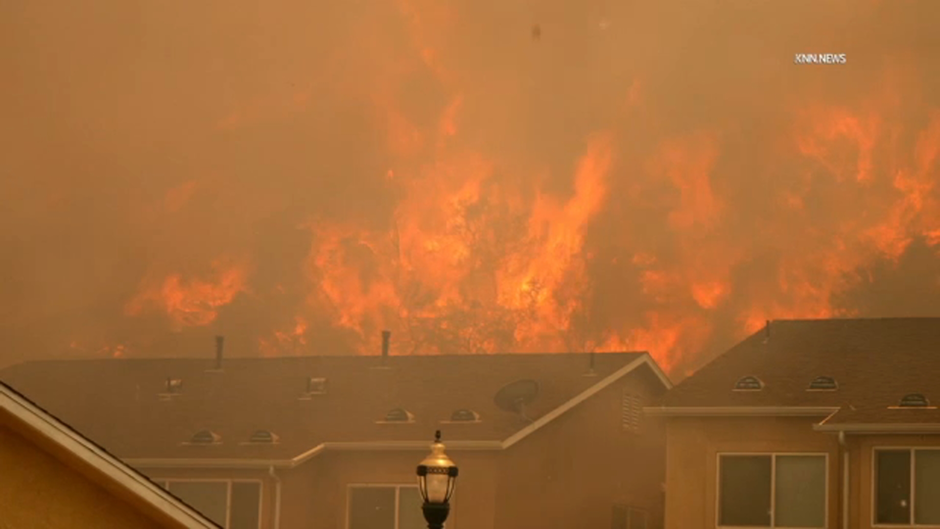 Brush fire threatens homes in Santa Clarita, prompts evacuation warning